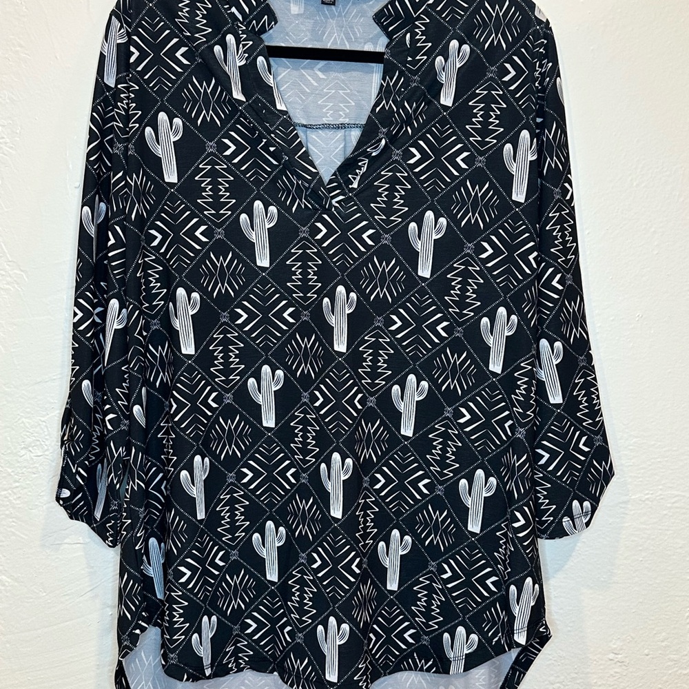 Cowgirl Hardware black/white stretchy blouse. Aztec pattern, roll sleeves, sz XL